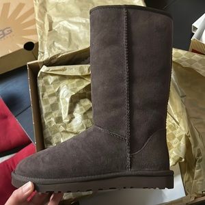 UGG Women classic tall size 6